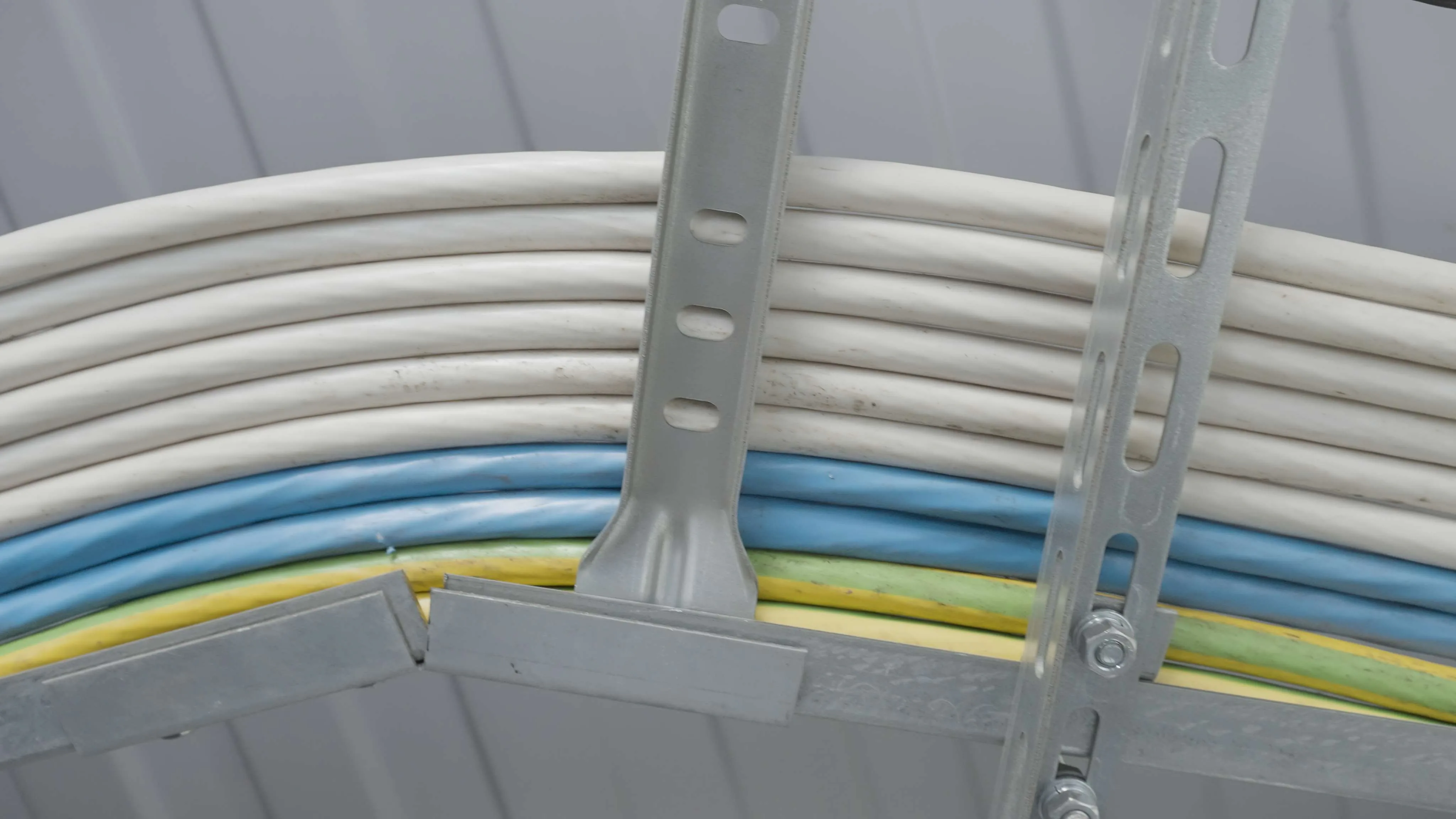 Mengenal Kabel Tray: Pengertian, Fungsi, Jenis, dan Ukurannya